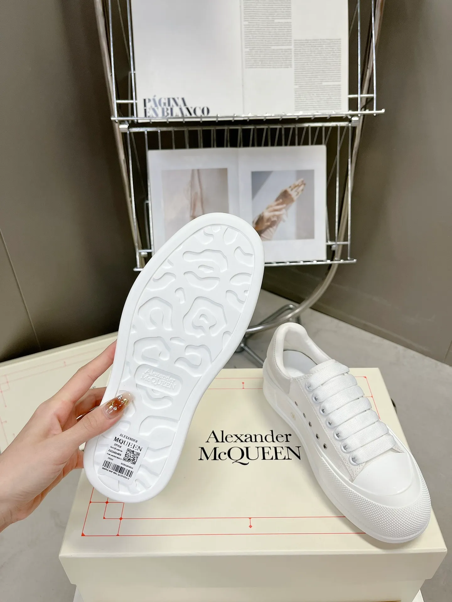 👟👟Ex-factory price 540👟👟 McQueen couple shoes, the latest Milan Fashion Week T-stage show debut in early spring and summer, unique and personalized design, super classy upper foot, round toe design allows the toes to be completely released. I spent a lot of money to buy multiple pairs of originals and dismantled them to make replicas. Many stars: Guli Nazha, Wu Lei, and Internet celebrity bloggers endorsed it, Xiaohongshu became a hit, and the counters were sold out! Fabric: Specially crafted cotton canvas/imported sheepskin, sheepskin lining, cowhide feet. Size: 35-44# (GL)